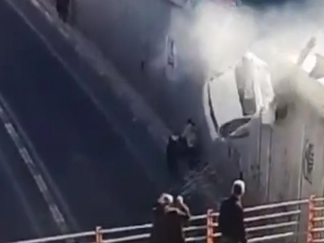 Köprüden düşen otomobilin altında kalmaktan son anda kurtuldular